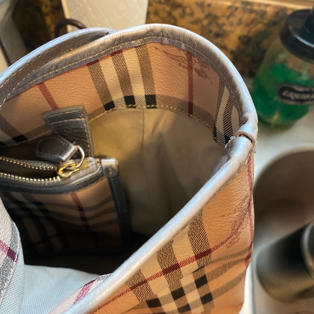Burberry purse. authentic. - Picture 6 of 9